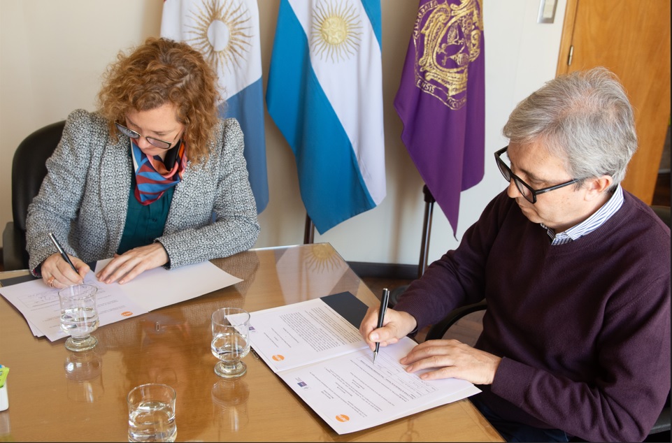 el rector de la UNC firma el convenio con la representante del Fondo de Población de Naciones Unidas, en el rectorado de la universidad